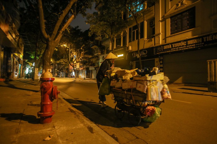 Xót xa cảnh ngủ &quot;màn trời chiếu đất&quot; của người vô gia cư giữa đêm đông lạnh giá ở Hà Nội - Ảnh 2.