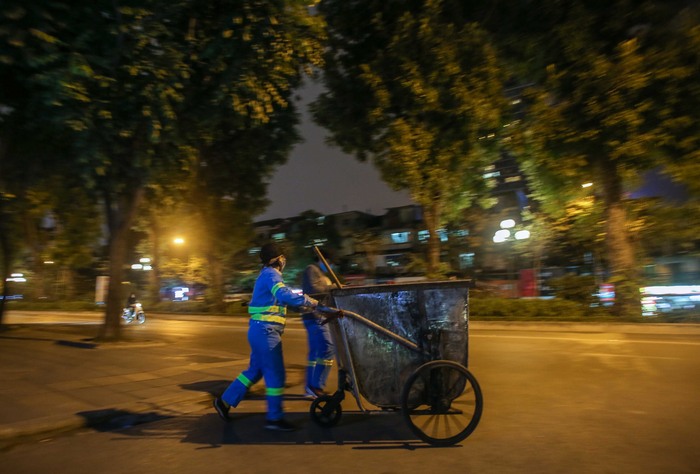 Xót xa cảnh ngủ &quot;màn trời chiếu đất&quot; của người vô gia cư giữa đêm đông lạnh giá ở Hà Nội - Ảnh 7.