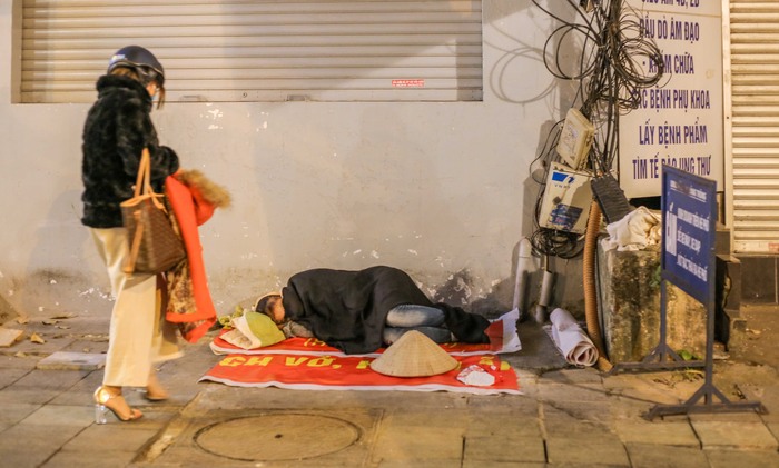Xót xa cảnh ngủ &quot;màn trời chiếu đất&quot; của người vô gia cư giữa đêm đông lạnh giá ở Hà Nội - Ảnh 13.