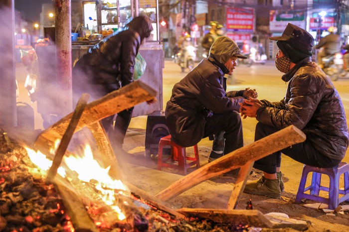 Xót xa cảnh ngủ &quot;màn trời chiếu đất&quot; của người vô gia cư giữa đêm đông lạnh giá ở Hà Nội - Ảnh 9.