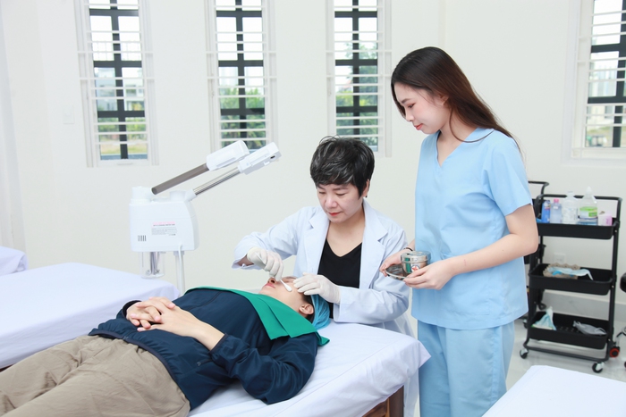 Bác sĩ Thu Trang điều trị bệnh nhân