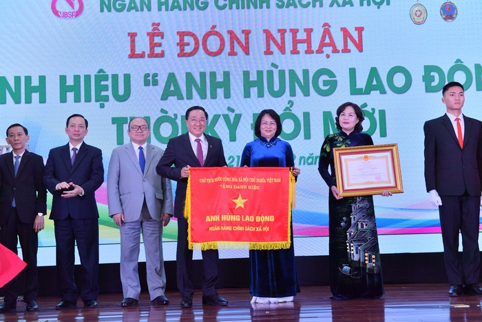 Phó Chủ tịch nước Đặng Thị Ngọc Thịnh trao tặng danh hiệu &quot;Anh hùng Lao động&quot; thời kỳ đổi mới cho ban lãnh đạo NHCSXH