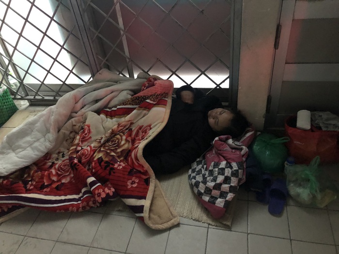 Những hình ảnh khốn khổ của người nhà bệnh nhân trong đêm gió rét ở hành lang bệnh viện - Ảnh 3.