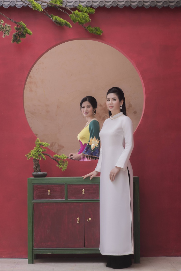 Diễn viên Thúy Hà cùng Quỳnh Hoa làm mẫu áo dài 