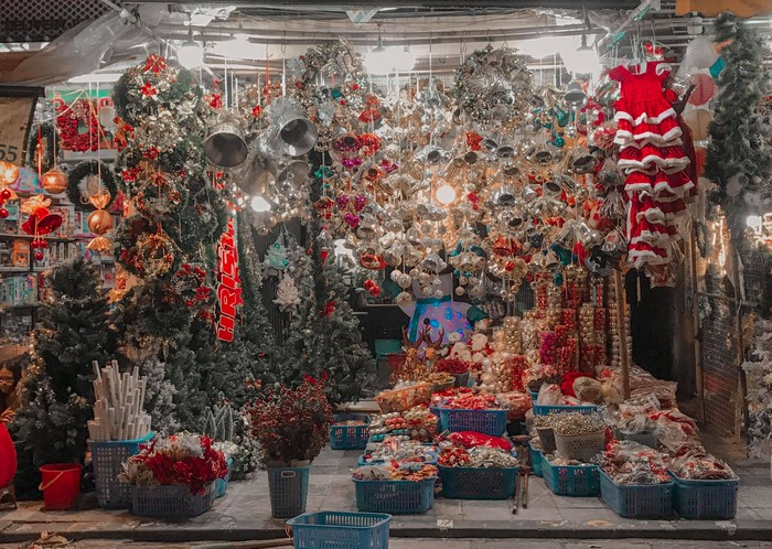 Khu phố Hàng Mã với hàng ngàn sản phẩm trang trí dành cho mùa Giáng sinh