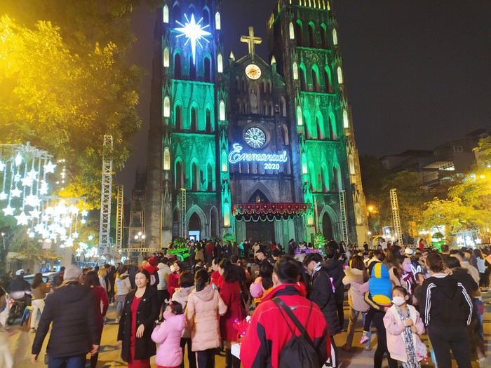 Giới trẻ đổ xô về Nhà thờ Lớn Hà Nội check-in trước thềm Giáng sinh - Ảnh 1.