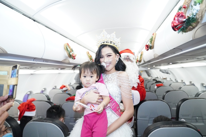 Rực rỡ sắc màu cổ tích trên chuyến bay đón Giáng sinh đặc biệt của Vietjet - Ảnh 8.