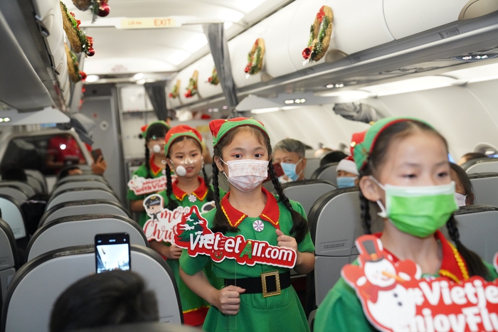 Rực rỡ sắc màu cổ tích trên chuyến bay đón Giáng sinh đặc biệt của Vietjet - Ảnh 5.