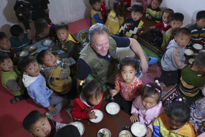 Giám đốc Chương trình Lương thực Thế giới (WFP) David Beasley bên trẻ em
