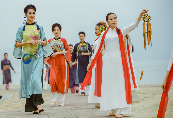 Hoa hậu Ngọc Hân cùng dàn mỹ nữ trình diễn áo dài trên bãi biển hoang sơ - Ảnh 2.