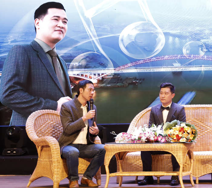 Nhạc sĩ Xuân Bình chia sẻ cùng ca sĩ Thanh Tuấn trong buổi ra mắt sản phẩm âm nhạc