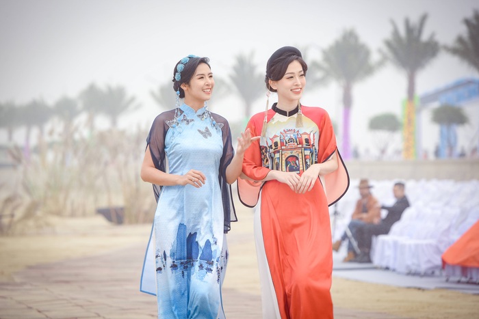 Hoa hậu Ngọc Hân cùng dàn mỹ nữ trình diễn áo dài trên bãi biển hoang sơ - Ảnh 3.
