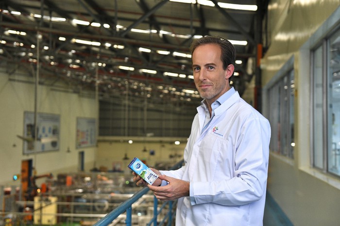 Các nhà máy của FrieslandCampina đều tuân thủ nghiêm ngặt các hoạt động bảo vệ môi trường như giảm sử dụng nhiên liệu hóa thạch, giảm thiểu phát thải khí CO2; sử dụng tiết kiệm nguồn tài nguyên nước. Ảnh: Tổng Giám đốc FCV tại nhà máy Bình Dương
