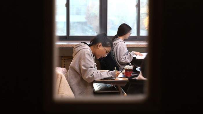 Hàn Quốc tổ chức kỳ thi đại học giữa bối cảnh căng thẳng từ làn sóng Covid-19 thứ 3 - Ảnh 1.