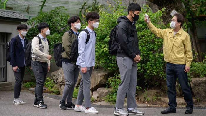 Hàn Quốc tổ chức kỳ thi đại học giữa bối cảnh căng thẳng từ làn sóng Covid-19 thứ 3 - Ảnh 2.