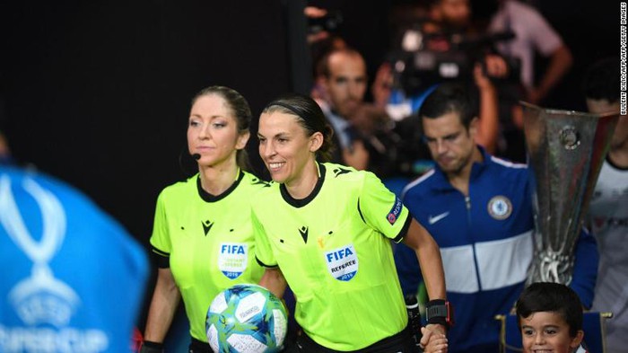 Nữ trọng tài đầu tiên cầm còi ở Giải vô địch bóng đá các câu lạc bộ châu Âu - Ảnh 2.