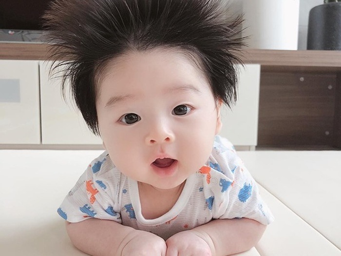 Tóc sơ sinh đứng có thể giúp cho bé của bạn trông thật đáng yêu và đáng yêu hơn. Xem hình ảnh về tóc sơ sinh đứng để có thêm ý tưởng và kiến thức về cách cắt và chăm sóc tóc cho bé sơ sinh.