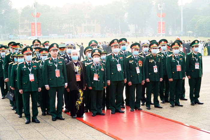 2.300 đại biểu tham dự Đại hội Thi đua yêu nước toàn quốc lần thứ X vào Lăng viếng Bác - Ảnh 9.