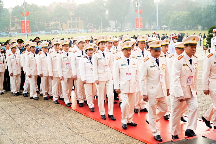 2.300 đại biểu tham dự Đại hội Thi đua yêu nước toàn quốc lần thứ X vào Lăng viếng Bác - Ảnh 7.