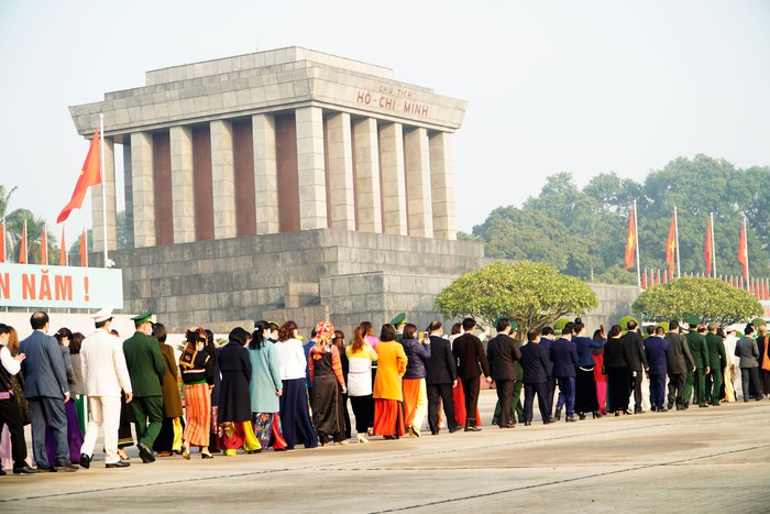 2.300 đại biểu tham dự Đại hội Thi đua yêu nước toàn quốc lần thứ X vào Lăng viếng Bác - Ảnh 5.