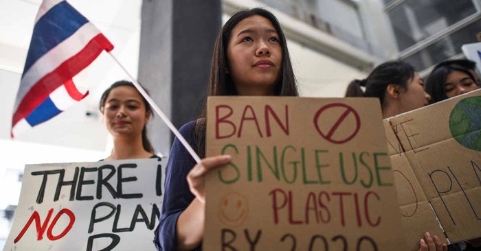 Các sinh viên mang khẩu hiệu trong một cuộc tuần hành để phản đối sự thay đổi khí hậu ở Bangkok, Thái Lan. (Ảnh AFP)