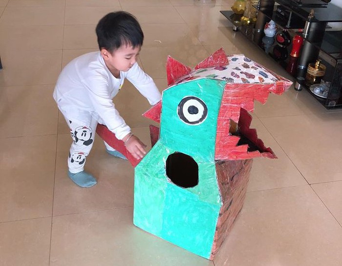 Mẹ Hà Nội tận dụng bìa các tông làm khủng long to bự, con trai thích thú chạy khắp nhà - Ảnh 3.