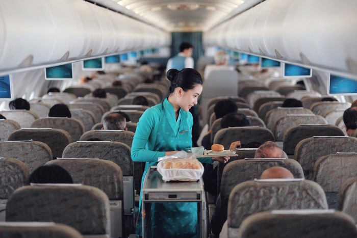 Hàng không Việt phục vụ lại suất ăn trên máy bay, mở cửa phòng chờ Vip  - Ảnh 1.