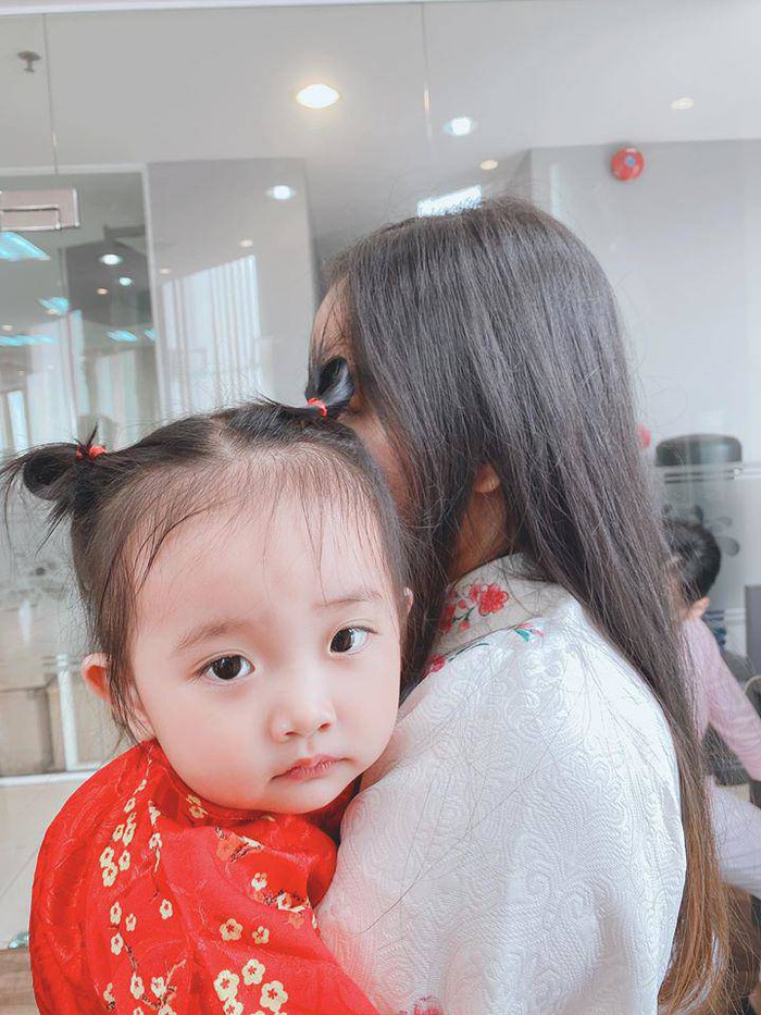 Dân tình xuýt xoa vì con gái sinh non 6 tuần của Khánh Thi giờ bụ bẫm, cực xinh - Ảnh 15.