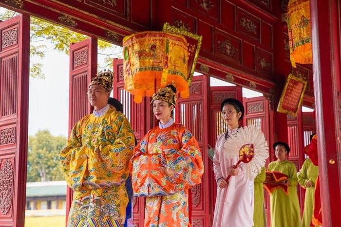 Hòa Minzy hóa Nam Phương Hoàng hậu: Mất cả năm làm trang phục, riêng trang sức tốn hẳn 3 tỷ - Ảnh 1.