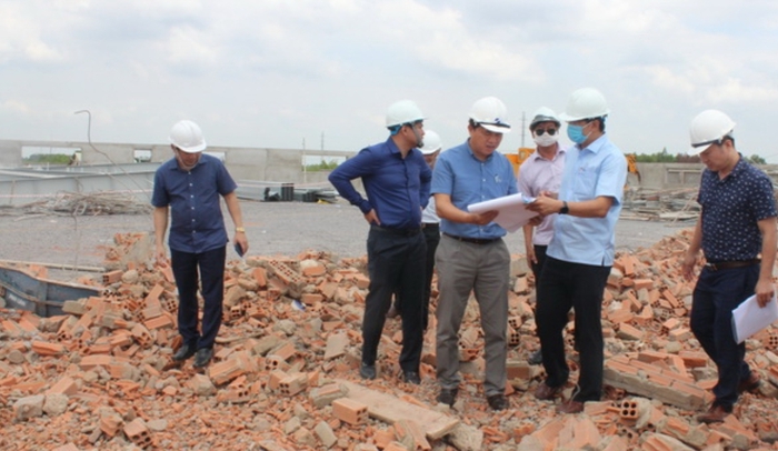 Các nạn nhân tử vong trong vụ sập công trình xây dựng tại KCN Giang Điền đã được gia đình đưa về quê an táng - Ảnh 2.