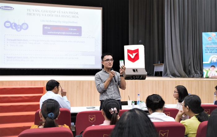 Anh Nguyễn Quang Thái – Giám đốc Phát triển Hoạt động Cộng đồng Vinamilk chia sẻ tại buổi tập huấn của chương trình sữa học đường