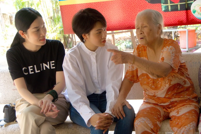 Nghệ sĩ Ngọc Đáng rôm rả trò chuyện cùng người  mẫu Thùy Trâm và ca sĩ Trương Linh