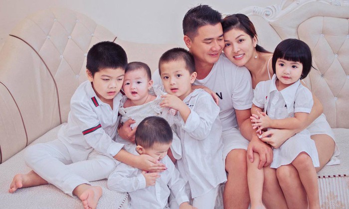 Hoa hậu sinh con thứ sáu, trở thành &quot;bà mẹ đông con nhất showbiz Việt&quot;  - Ảnh 5.