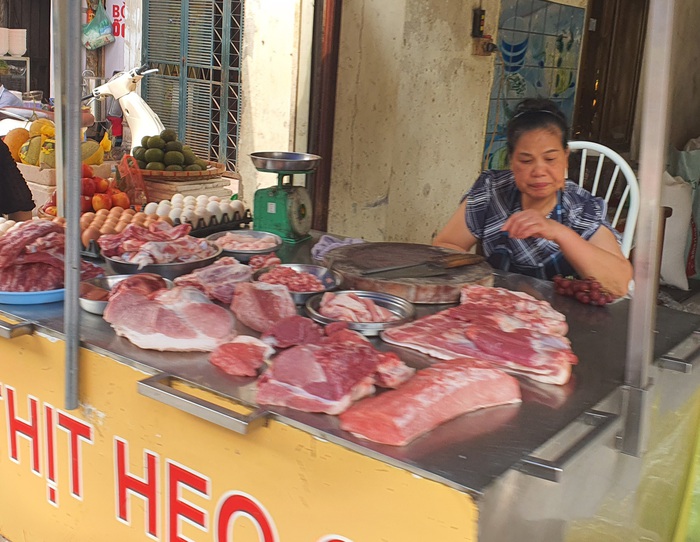 Giá thịt lợn cao ngất ngưởng: Người tiêu dùng cần được ‘giải cứu’   - Ảnh 1.