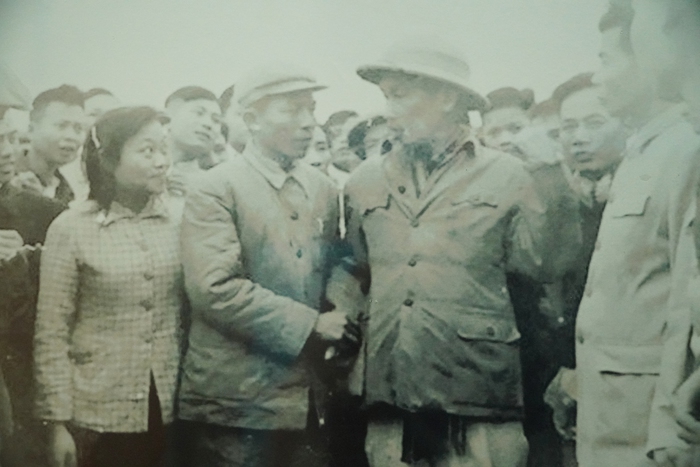 Xúc động xem lại những hình ảnh quý báu giữa Hồ Chủ tịch và phụ nữ Việt Nam - Ảnh 4.