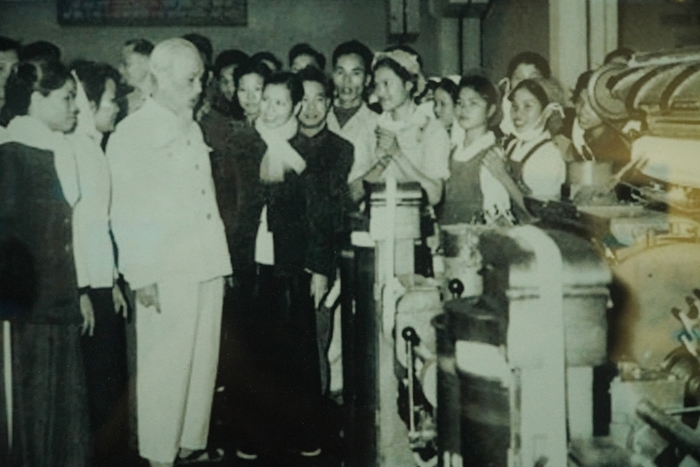 Xúc động xem lại những hình ảnh quý báu giữa Hồ Chủ tịch và phụ nữ Việt Nam - Ảnh 3.
