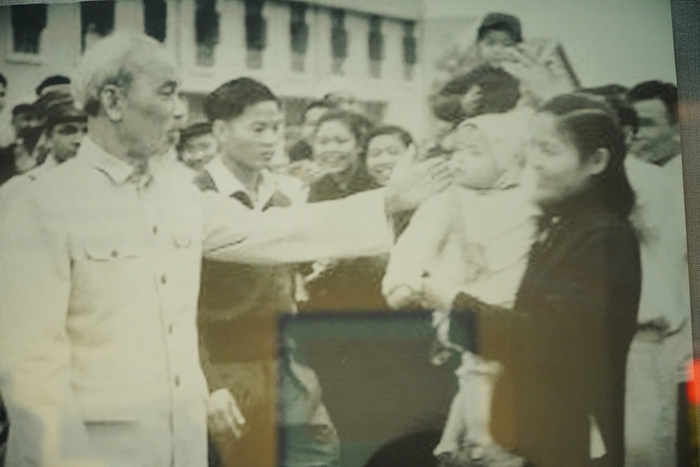 Xúc động xem lại những hình ảnh quý báu giữa Hồ Chủ tịch và phụ nữ Việt Nam - Ảnh 7.