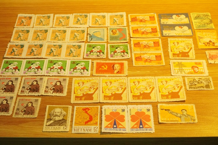 Lạ kỳ về những chiếc tem thư nhỏ lại biết kể chuyện Bác Hồ - Ảnh 1.