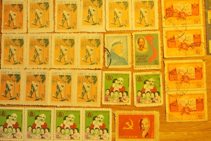 Lạ kỳ về những chiếc tem thư nhỏ lại biết kể chuyện Bác Hồ - Ảnh 2.