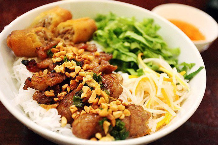 8 món ăn đường phố Sài Gòn khiến khách Tây mê mệt do blogger Úc bình chọn - Ảnh 1.