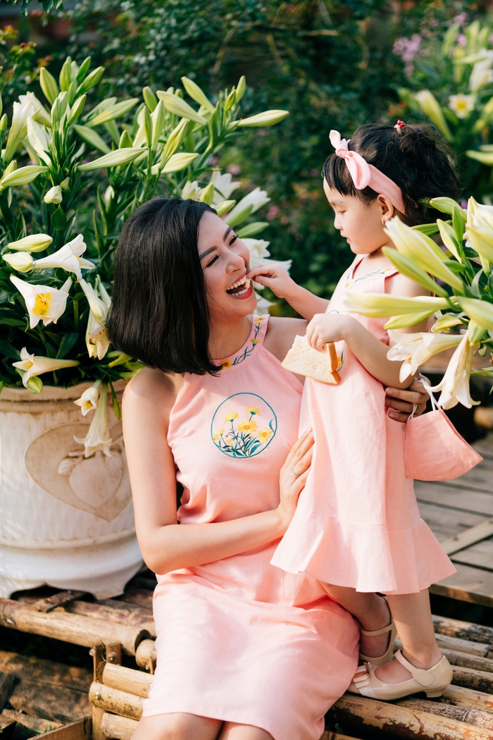 Hoa hậu Ngọc Hân cùng con gái 4 tuổi của Hồng Quế diện váy yếm  - Ảnh 1.