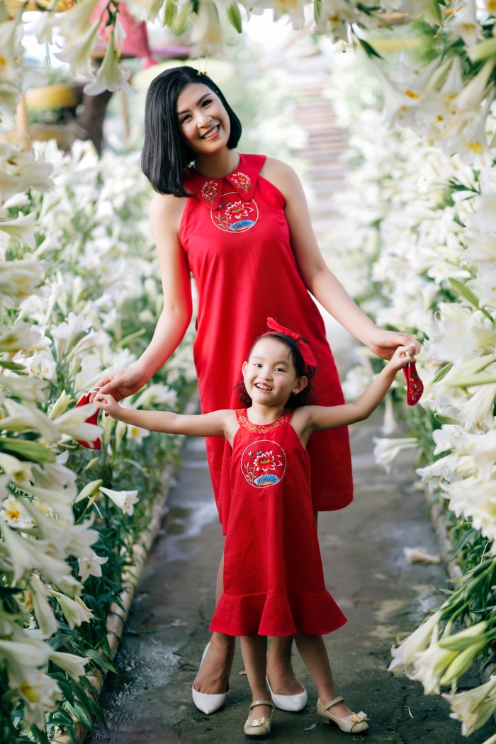 Hoa hậu Ngọc Hân cùng con gái 4 tuổi của Hồng Quế diện váy yếm  - Ảnh 3.