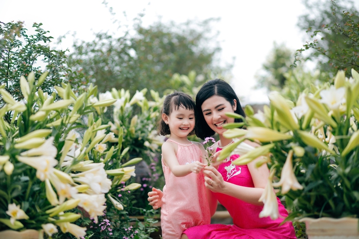 Hoa hậu Ngọc Hân cùng con gái 4 tuổi của Hồng Quế diện váy yếm  - Ảnh 2.
