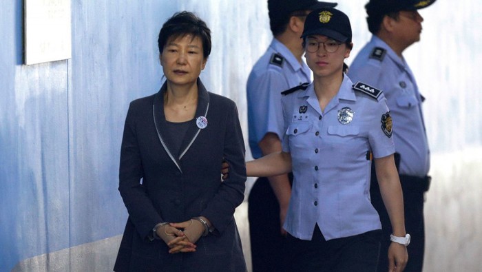 Cựu Tổng thống Hàn Quốc Park Geun-hye đối mặt 35 năm tù vì cáo buộc tham nhũng - Ảnh 1.