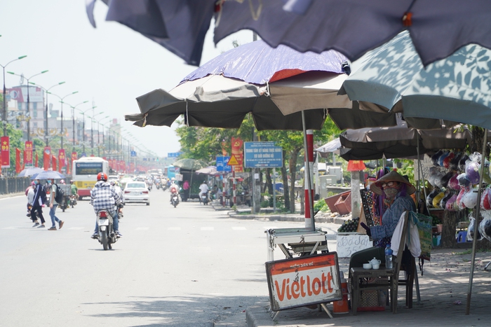 Những phụ nữ 'mình hạc' vất vả mưu sinh ngoài đường trong nắng nóng gần 40 độ - Ảnh 9.