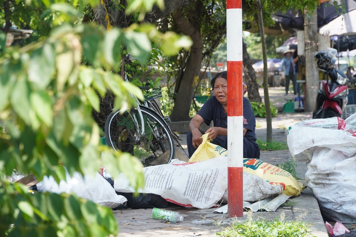 Những phụ nữ 'mình hạc' vất vả mưu sinh ngoài đường trong nắng nóng gần 40 độ - Ảnh 11.