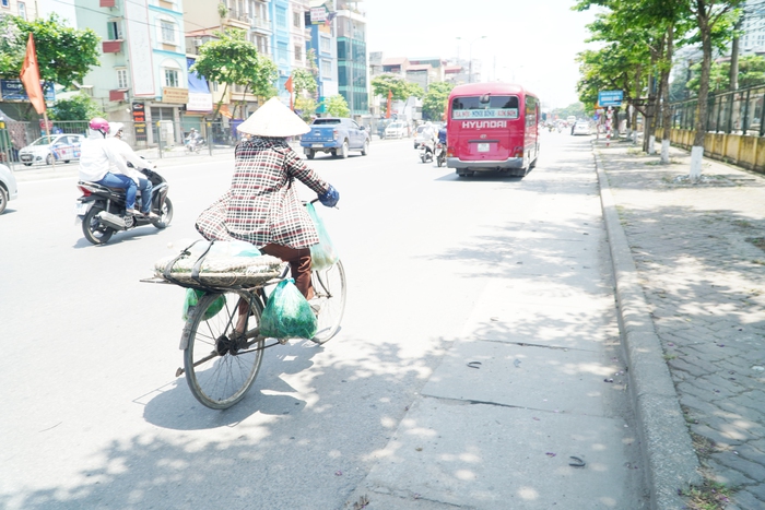 Những phụ nữ 'mình hạc' vất vả mưu sinh ngoài đường trong nắng nóng gần 40 độ - Ảnh 3.