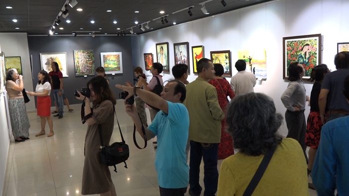 Đông đảo người yêu thích nghệ thuật đến xem các tác phẩm tại triển lãm
