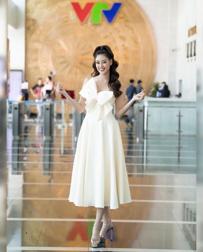 Mỹ nhân Vbiz mê váy áo trắng muốt, Khánh Vân dẫn đầu bảng nhờ chiêu chọn đầm thanh lịch - Ảnh 1.