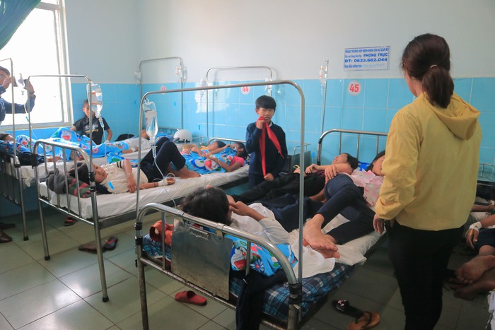 Lâm Đồng: Học sinh tiểu học nhập viện hàng loạt do ngộ độc thực phẩm  - Ảnh 1.